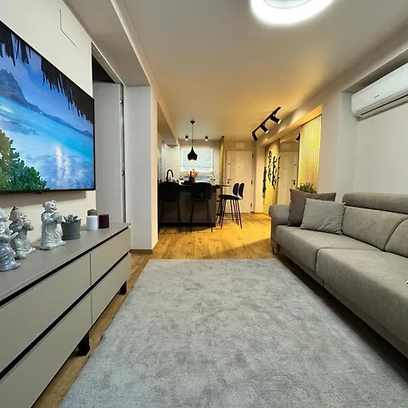 Luxury Y After Renovation In With Parking Daire *