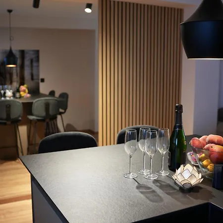 Luxury Y After Renovation In With Parking Appartement *